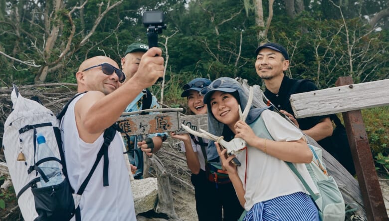 砂浜は海辺だけじゃない？　夏でも涼しい「天空ビーチ」でチルアウト。【GO OUT 遊歩倶楽部／日向山編#01】