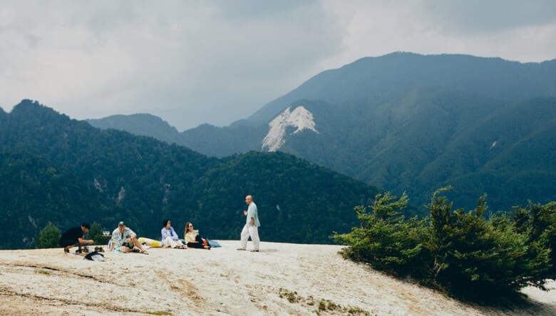 砂浜は海辺だけじゃない？　夏でも涼しい「天空ビーチ」でチルアウト。【GO OUT 遊歩倶楽部／日向山編#02】