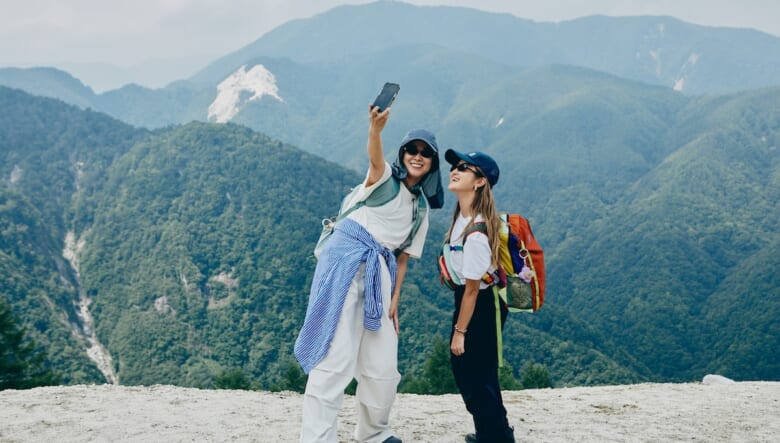 砂浜は海辺だけじゃない？　夏でも涼しい「天空ビーチ」でチルアウト。【GO OUT 遊歩倶楽部／日向山編#02】