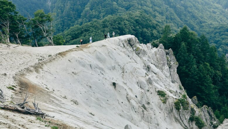 砂浜は海辺だけじゃない？　夏でも涼しい「天空ビーチ」でチルアウト。【GO OUT 遊歩倶楽部／日向山編#02】