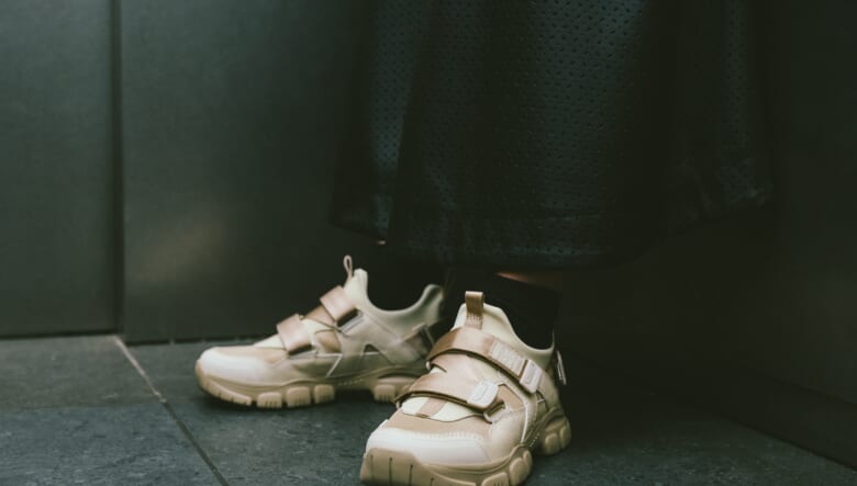 SHAKAの人気モデルが保温アッパーで秋冬向けにアレンジ！　ハイテクシューズさながらの存在感も魅力。