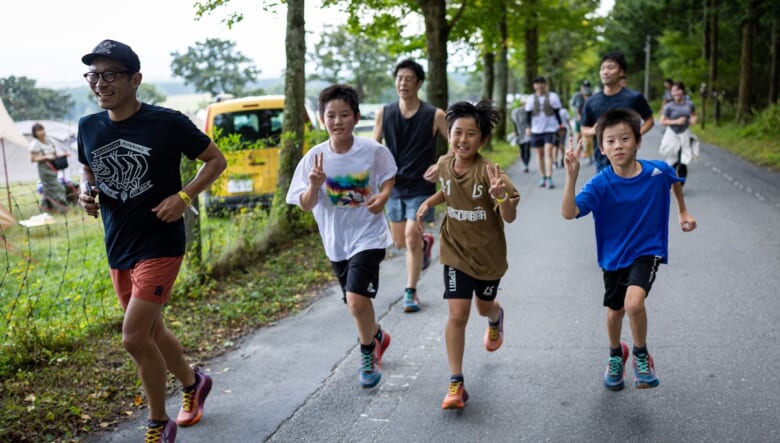 キャンプ場を飛び出し、フィールドへ。KEENのトレランシューズ「SEEK」を、みんなで試し履き！