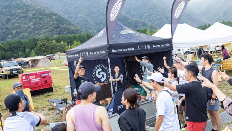 キャンプ場を飛び出し、フィールドへ。KEENのトレランシューズ「SEEK」を、みんなで試し履き！