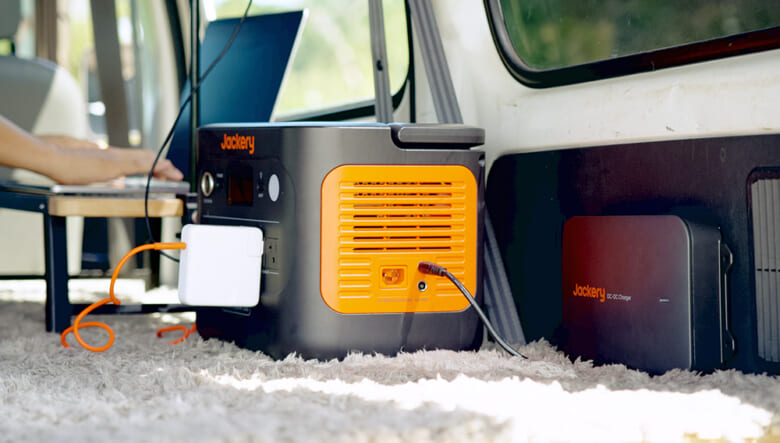 ジャクリが「車載チャージャー」を発売。シガーソケットより6倍も早く充電完了！