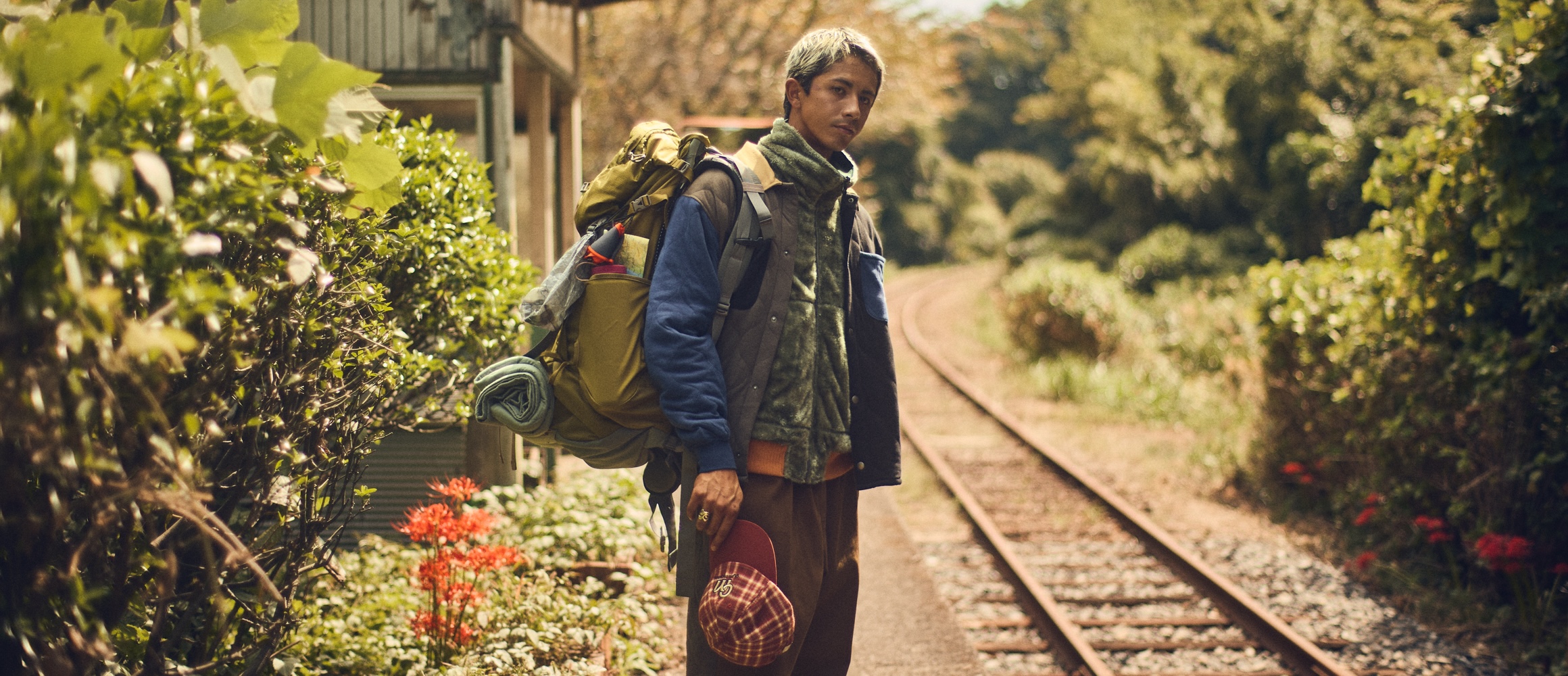 「ジムマスター」定番人気のキルティング × クレイジー柄で、カジュアル旅スタイル。