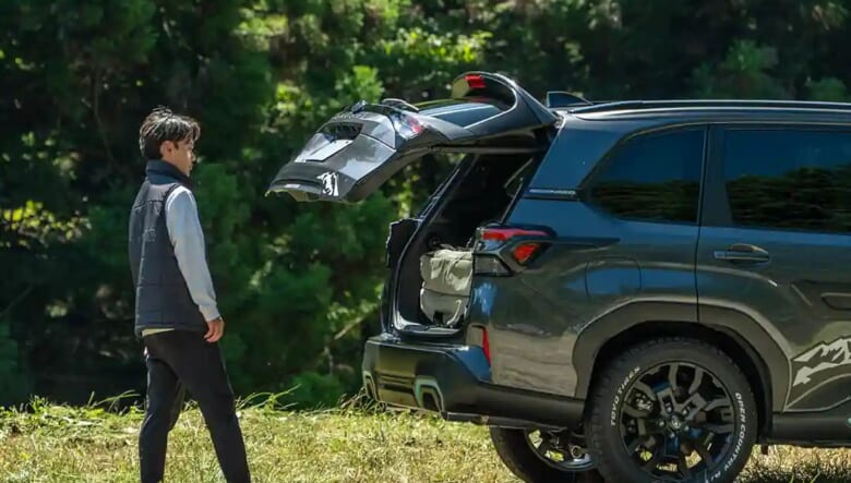 アソマトスとスバルが共演！　アウトドア好きにフィットした、遊び心溢れる4アイテムがラインナップ。