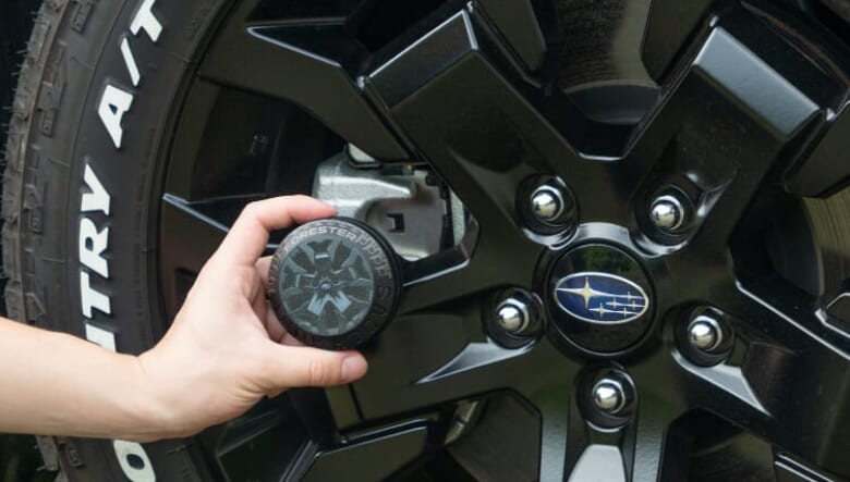 アソマトスとスバルが共演！　アウトドア好きにフィットした、遊び心溢れる4アイテムがラインナップ。