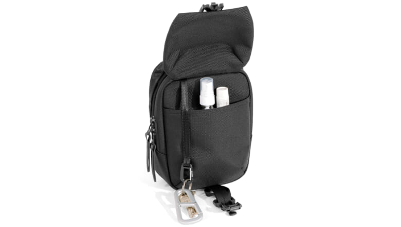 機能美に溢れるAerの新作は、ミニショルダーにもオーガナイザーにもなるマルチバッグ。