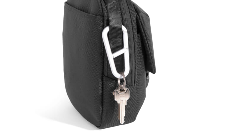 機能美に溢れるAerの新作は、ミニショルダーにもオーガナイザーにもなるマルチバッグ。