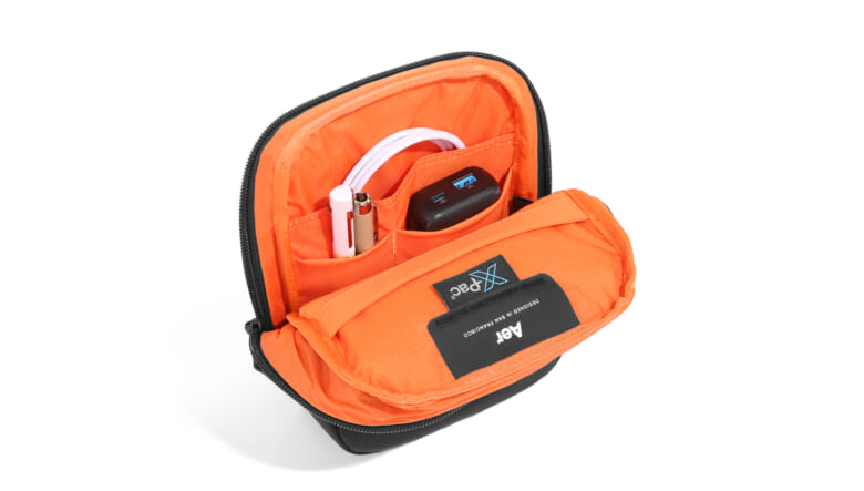 機能美に溢れるAerの新作は、ミニショルダーにもオーガナイザーにもなるマルチバッグ。