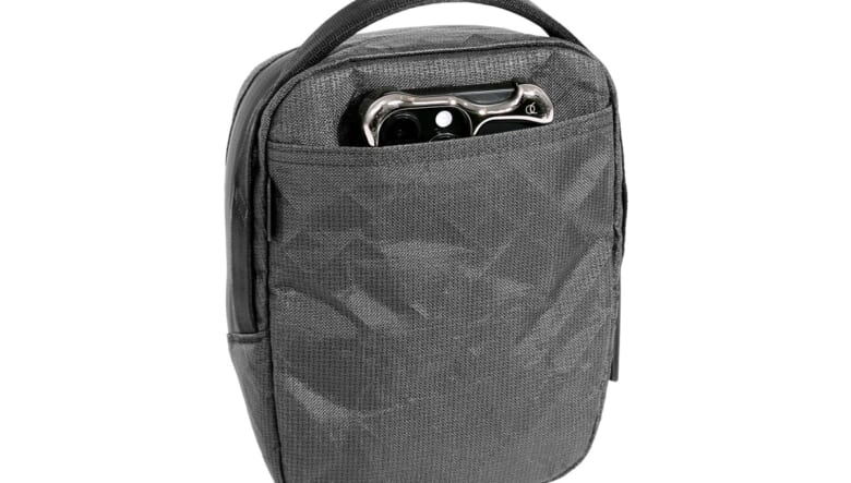 機能美に溢れるAerの新作は、ミニショルダーにもオーガナイザーにもなるマルチバッグ。