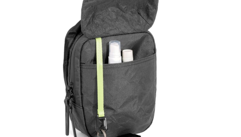 機能美に溢れるAerの新作は、ミニショルダーにもオーガナイザーにもなるマルチバッグ。