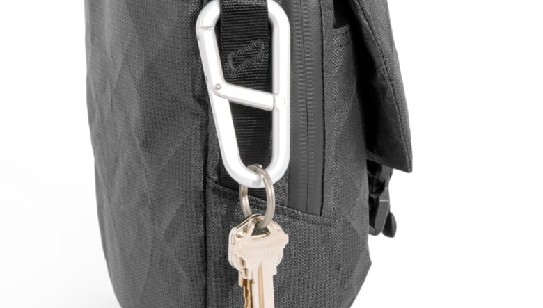 機能美に溢れるAerの新作は、ミニショルダーにもオーガナイザーにもなるマルチバッグ。