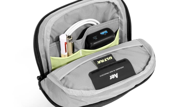 機能美に溢れるAerの新作は、ミニショルダーにもオーガナイザーにもなるマルチバッグ。