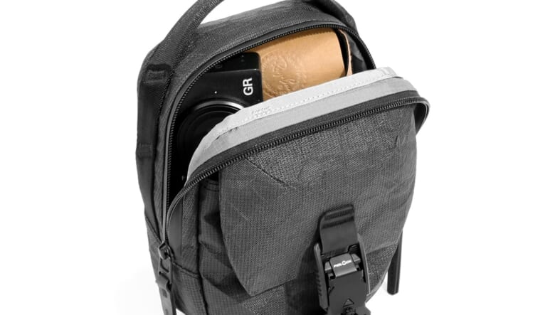 機能美に溢れるAerの新作は、ミニショルダーにもオーガナイザーにもなるマルチバッグ。