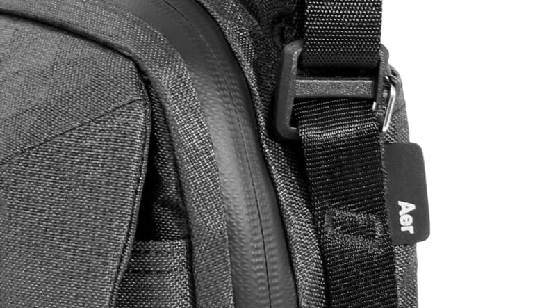 機能美に溢れるAerの新作は、ミニショルダーにもオーガナイザーにもなるマルチバッグ。