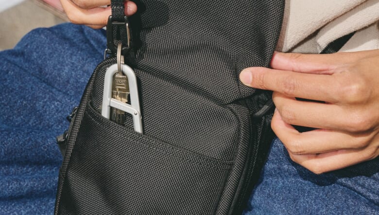 機能美に溢れるAerの新作は、ミニショルダーにもオーガナイザーにもなるマルチバッグ。