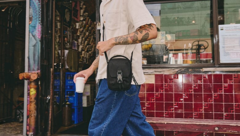 機能美に溢れるAerの新作は、ミニショルダーにもオーガナイザーにもなるマルチバッグ。