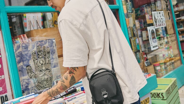 機能美に溢れるAerの新作は、ミニショルダーにもオーガナイザーにもなるマルチバッグ。