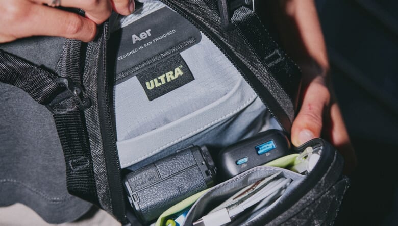 機能美に溢れるAerの新作は、ミニショルダーにもオーガナイザーにもなるマルチバッグ。