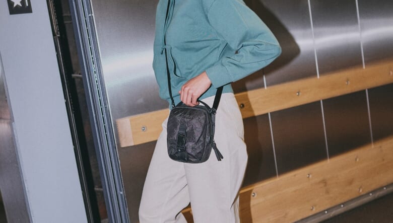 機能美に溢れるAerの新作は、ミニショルダーにもオーガナイザーにもなるマルチバッグ。