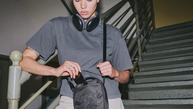 機能美に溢れるAerの新作は、ミニショルダーにもオーガナイザーにもなるマルチバッグ。