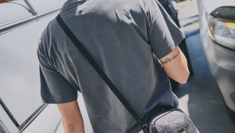 機能美に溢れるAerの新作は、ミニショルダーにもオーガナイザーにもなるマルチバッグ。