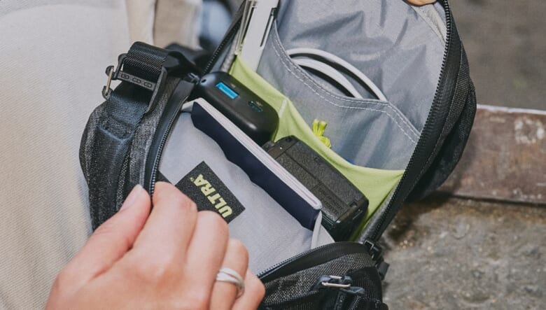 機能美に溢れるAerの新作は、ミニショルダーにもオーガナイザーにもなるマルチバッグ。