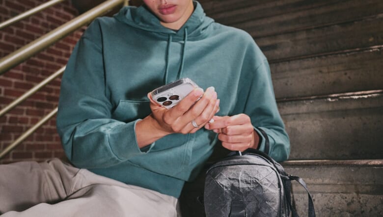 機能美に溢れるAerの新作は、ミニショルダーにもオーガナイザーにもなるマルチバッグ。