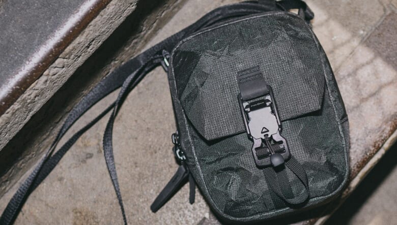 機能美に溢れるAerの新作は、ミニショルダーにもオーガナイザーにもなるマルチバッグ。