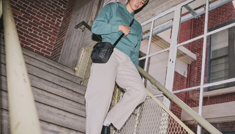 機能美に溢れるAerの新作は、ミニショルダーにもオーガナイザーにもなるマルチバッグ。