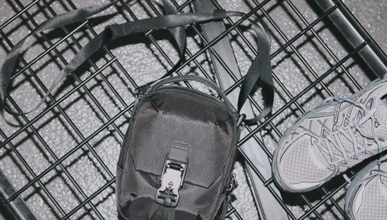 機能美に溢れるAerの新作は、ミニショルダーにもオーガナイザーにもなるマルチバッグ。