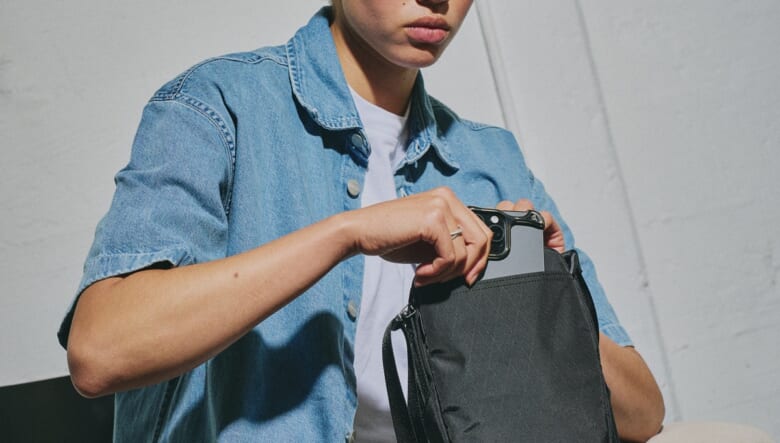 機能美に溢れるAerの新作は、ミニショルダーにもオーガナイザーにもなるマルチバッグ。