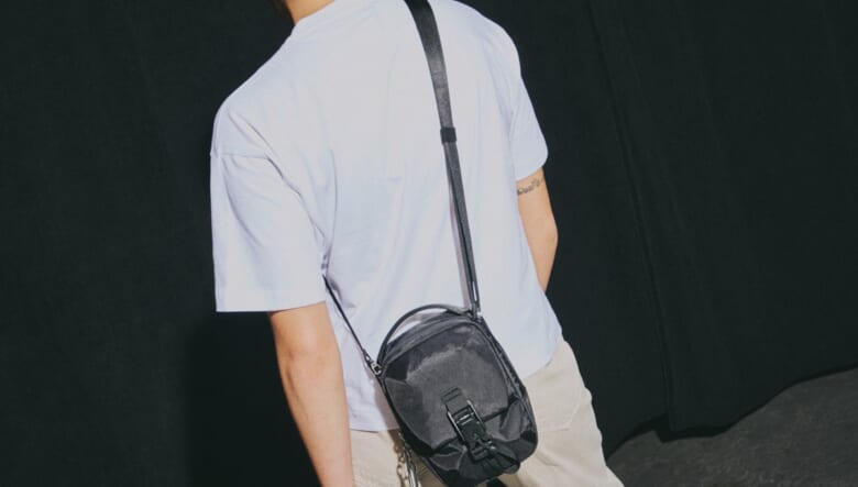 機能美に溢れるAerの新作は、ミニショルダーにもオーガナイザーにもなるマルチバッグ。