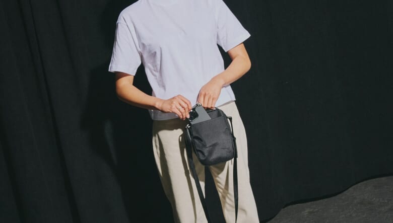 機能美に溢れるAerの新作は、ミニショルダーにもオーガナイザーにもなるマルチバッグ。