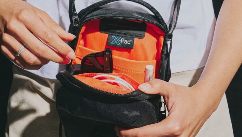 機能美に溢れるAerの新作は、ミニショルダーにもオーガナイザーにもなるマルチバッグ。