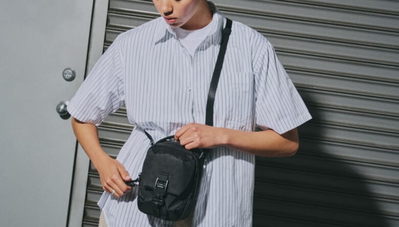 機能美に溢れるAerの新作は、ミニショルダーにもオーガナイザーにもなるマルチバッグ。