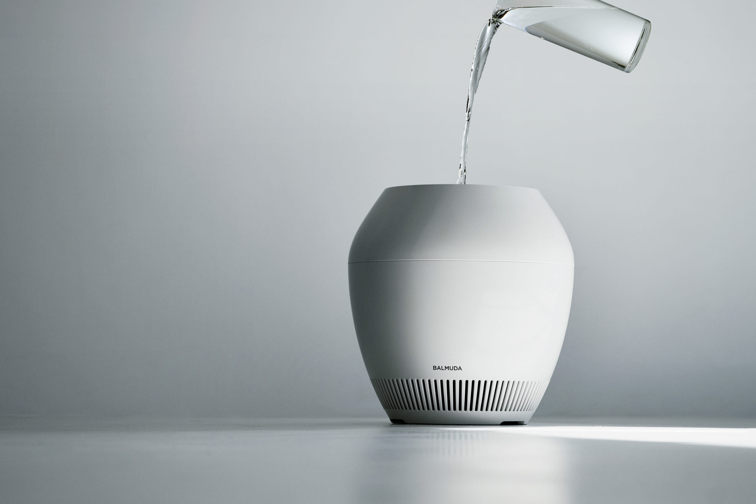 バルミューダの加湿器が美しく進化。空気を“洗う”という贅沢を体感