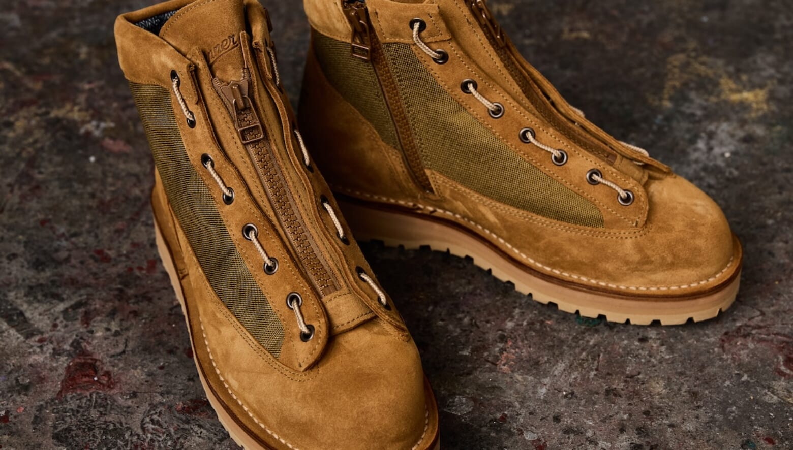 ダナーとアークネッツの別注ブーツは、ミリタリーディテール搭載で履き