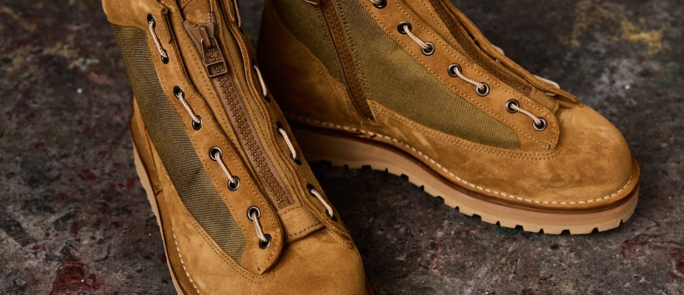 ダナーとアークネッツの別注ブーツは、ミリタリーディテール搭載で履き