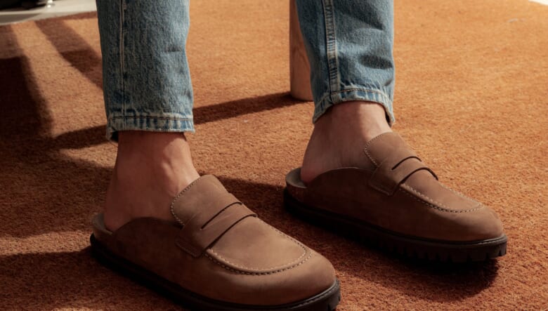 スペイン発の靴ブランド「ジェニュインズ」から、クラフトマンシップが際立つ秋冬サンダルが勢揃い！