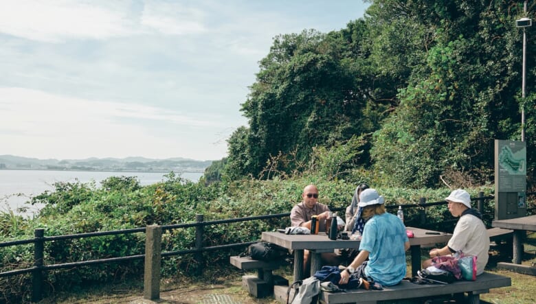 圧倒的な非日常感！　東京湾に浮かぶ無人島を歩いてみた。【GO OUT 遊歩倶楽部／猿島編#01】
