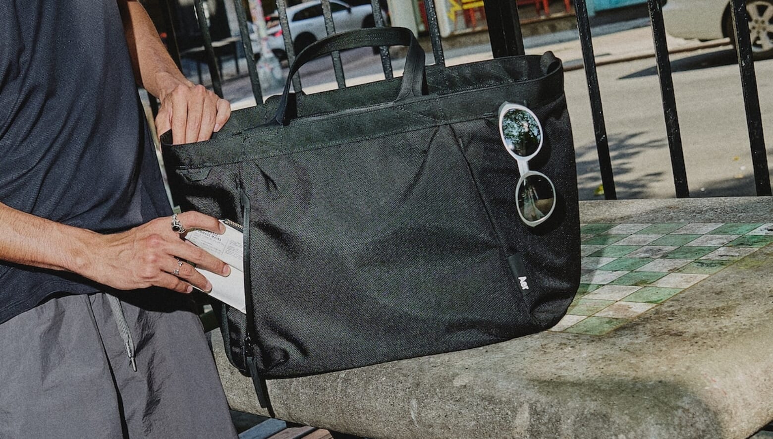 サンフランシスコ発「Aer」のタフネストートバッグはマルチに使えて