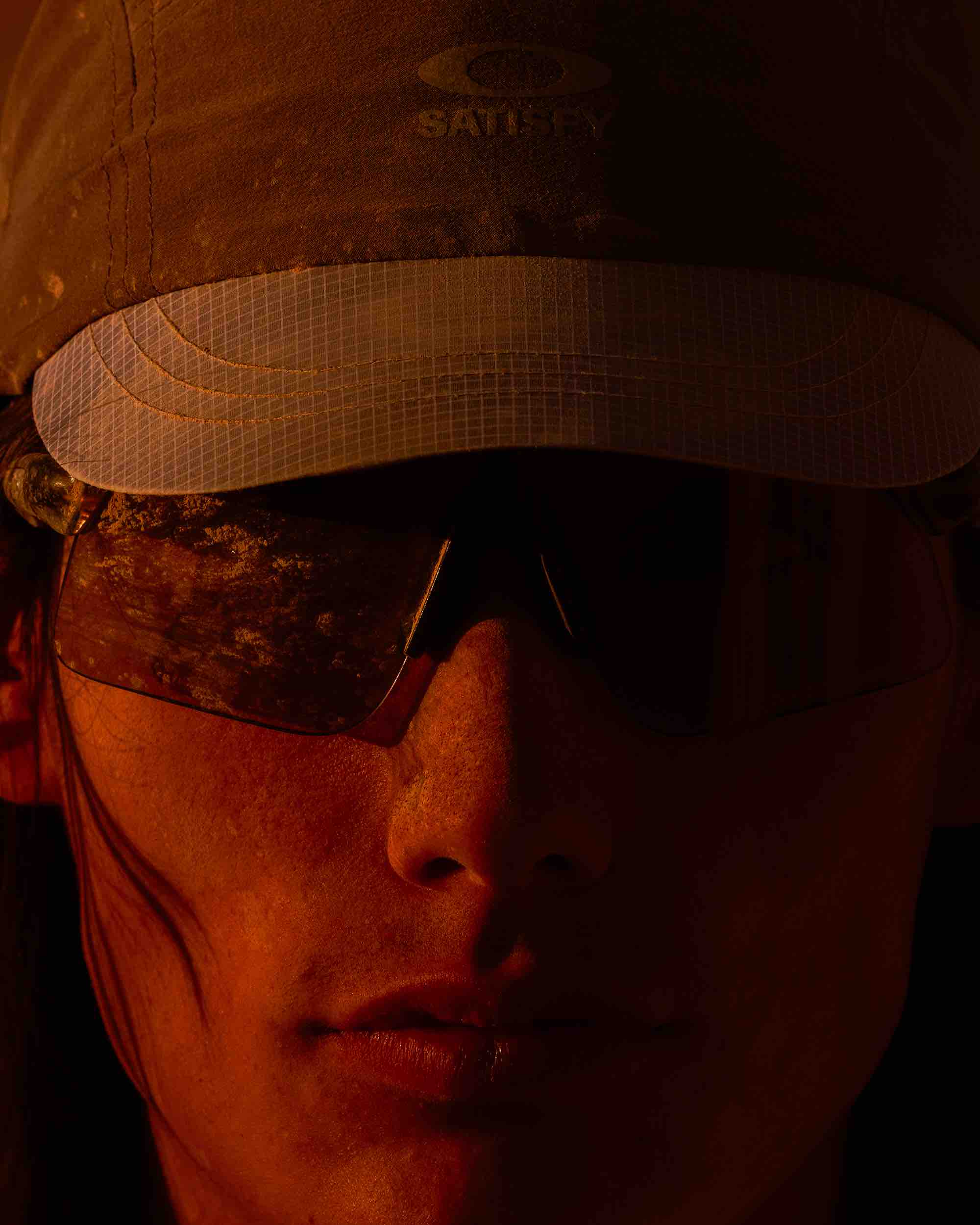 オークリー×サティスファイの第6弾コラボがローンチ。過酷な