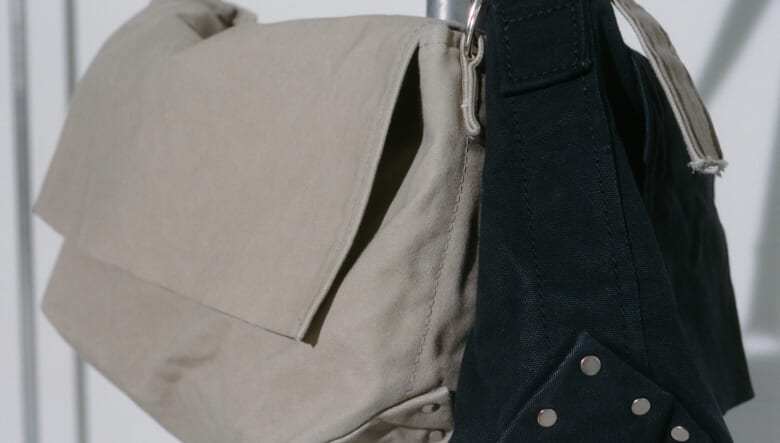 テンベアのバッグを MHL.流にアレンジ！　こだわりのキャンバス生地が和やかな風合いに。