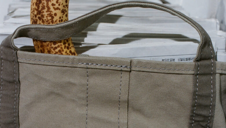 テンベアのバッグを MHL.流にアレンジ！　こだわりのキャンバス生地が和やかな風合いに。