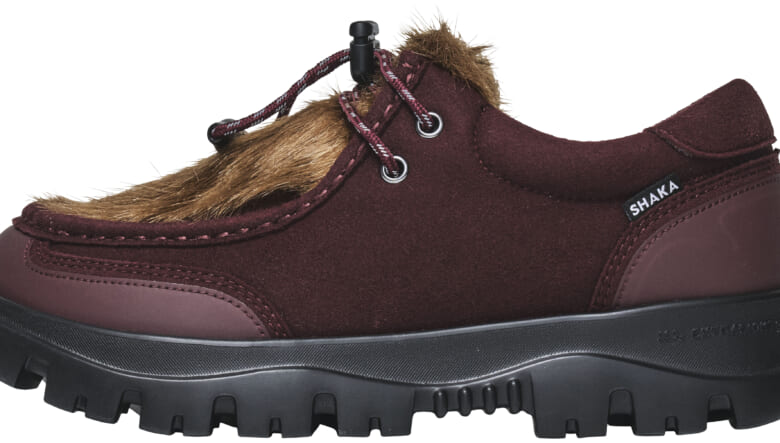 カジュアルにもトラッドにも！シャカのチロリアンシューズにロングファーを添えて気品たっぷり。