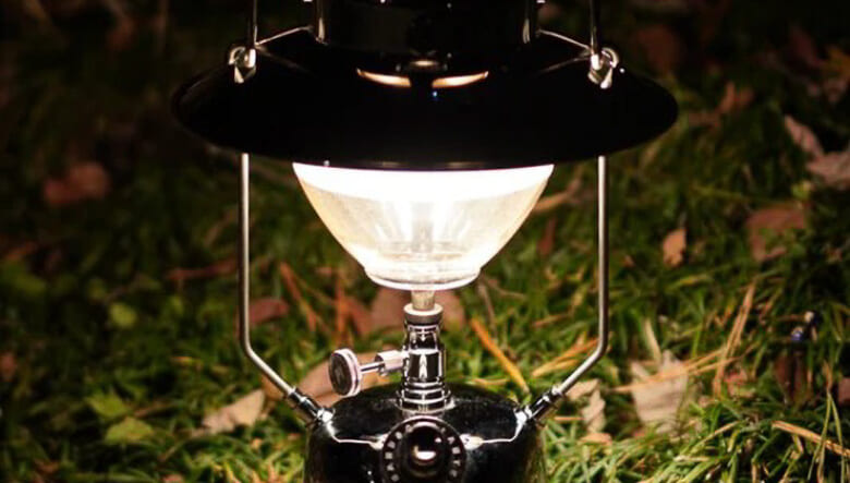 カルマストアが復刻させた約100年前の灯油ランタン、限定の鏡面シルバーが今だけ購入可能。