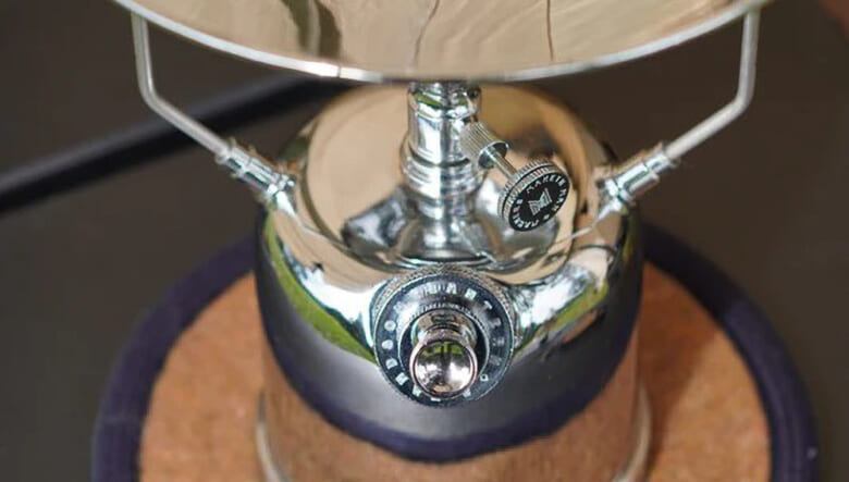 カルマストアが復刻させた約100年前の灯油ランタン、限定の鏡面シルバーが今だけ購入可能。