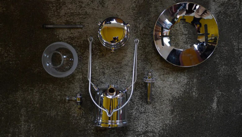 カルマストアが復刻させた約100年前の灯油ランタン、限定の鏡面シルバーが今だけ購入可能。